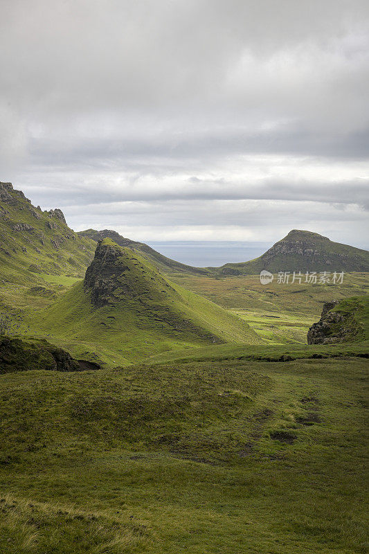 这是苏格兰斯凯岛(Isle of Skye)上的库斯瑞恩山脉(cuith - raining)山顶的景色。